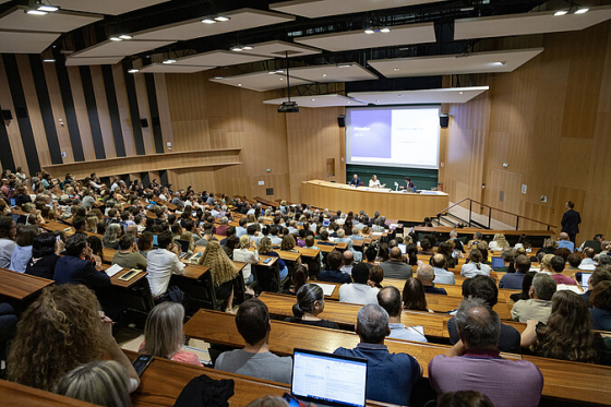 L’université « garde son cap et protège »