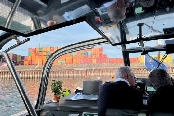 Les alumni en visite au Port autonome de Strasbourg